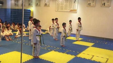 成人学滑轮锻炼视频儿童