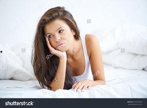 成人躺床上喝水好吗视频,成人健康生活方式的误区解析